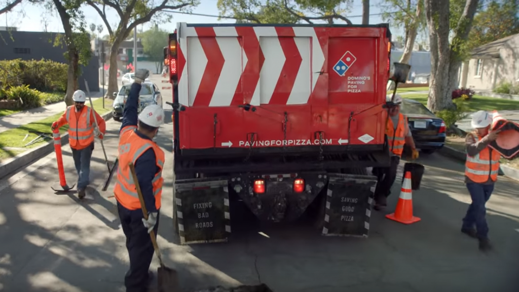 Acción inusual de Domino’s Pizza: ¡han reparado más de 200 agujeros en las carreteras para entregar pizzas más rápido!
