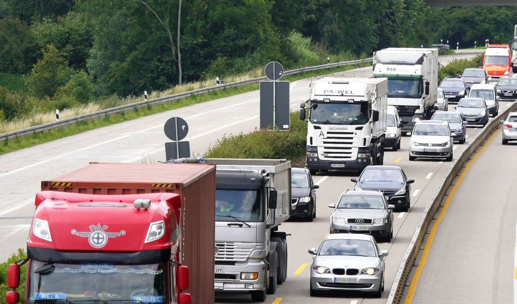 Notbremsassistent: Bitte nicht direkt vor Lkw einscheren – lautet ein Polizeiaufruf