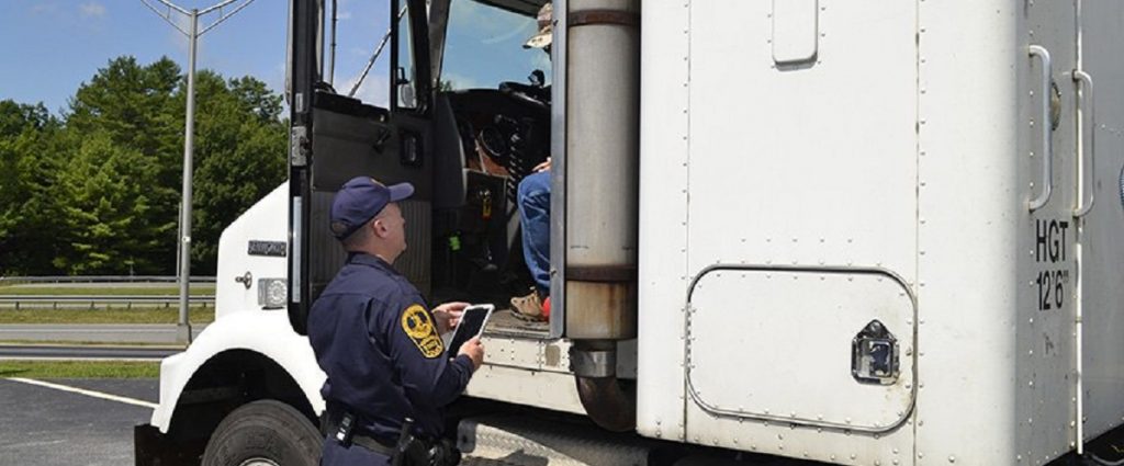 Si el conductor está durmiendo, no hay inspección. Cada camionero disfrutará de esta idea