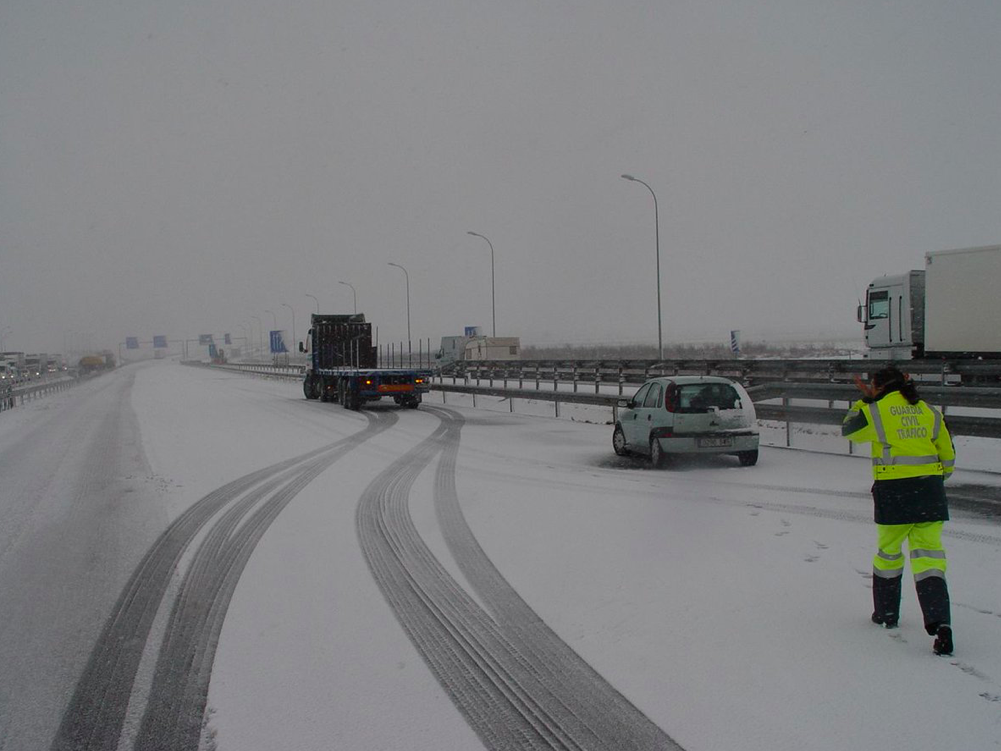 Traffic restrictions on 130 roads in Spain. Heavy snowfall causes chaos