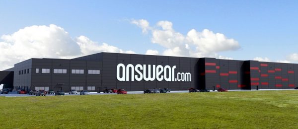 Odzieżowi potentaci e-commerce otwierają nowe magazyny