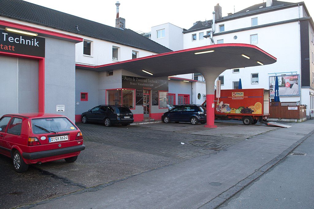 Lithuanians get their trucks’ MOT tests done in Germany. Germans are outraged by this practice as the competition is losing out on this.