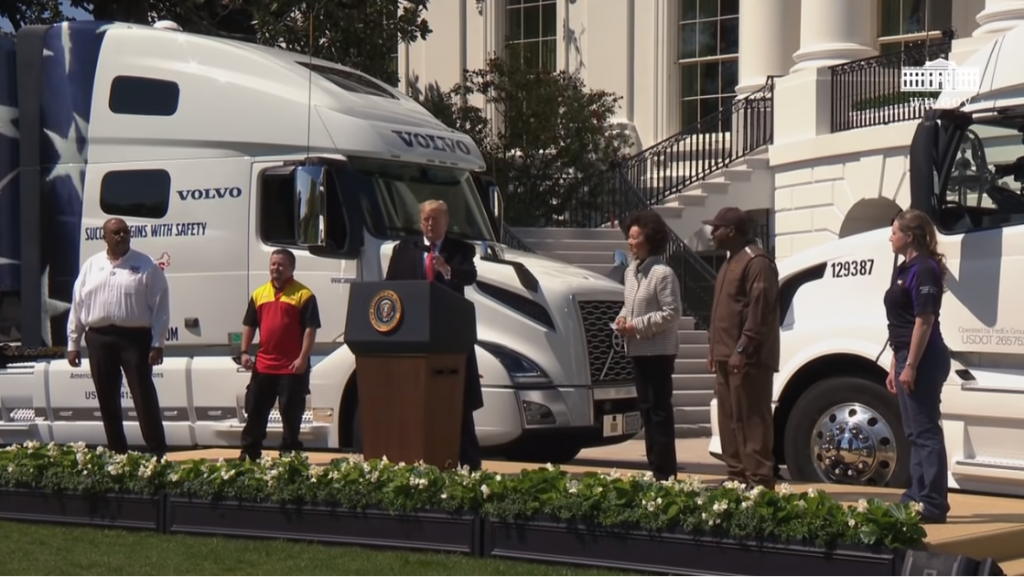 Pod Biały Dom zajechały ciężarówki. Trump entuzjastyczny: “Bogu dzięki za truckerów!”