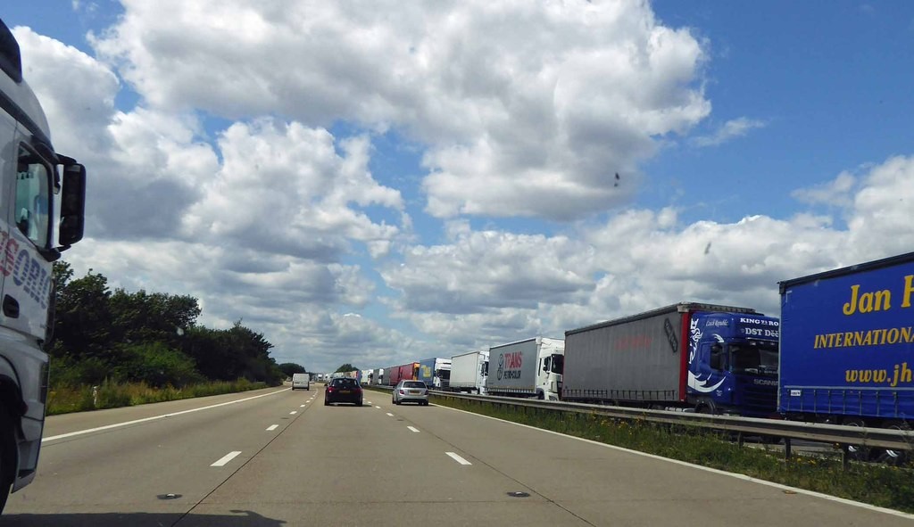 Brexit trial sees 5-mile long queue of lorries amass on M20