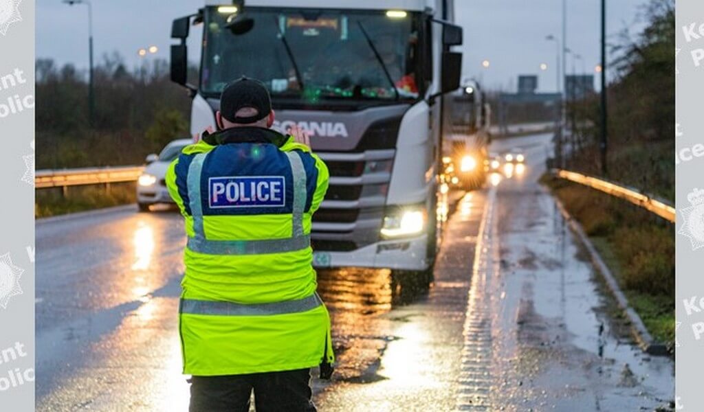 UK authorities reportedly mulling £150 fines for truckers entering Kent without negative covid test