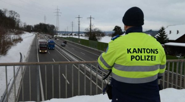 Policija iš viadukų kontroliavo ledu padengtus sunkvežimius. Vairuotojai nukreipti į teismą