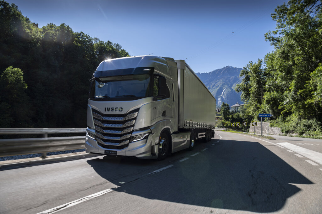 Künstliche Intelligenz in einem Lkw? Der Fahrer spricht und S-Way hört zu