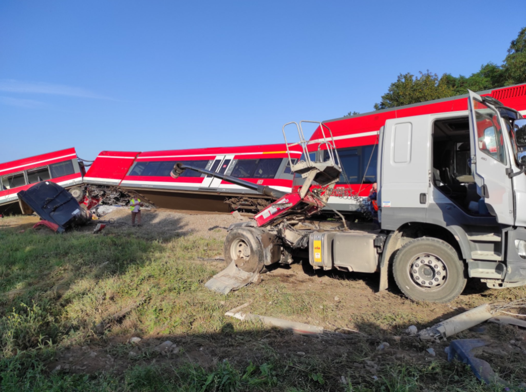 Wjechał na przejazd kolejowy mimo czerwonego światła. Trucker będzie sądzony za spowodowanie katastrofy