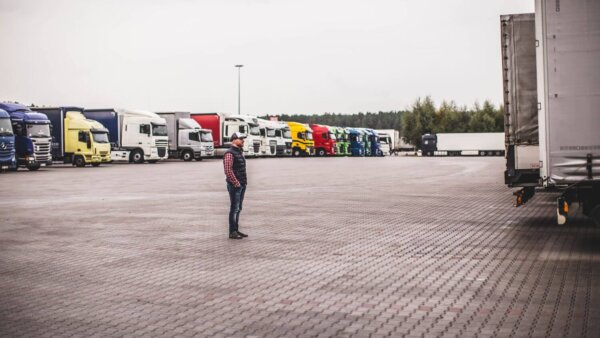 „Ne žmonių trūkumas, o darbo sąlygų nuvertinimas“. Kodėl Lietuvoje trūksta sunkvežimių vairuotojų