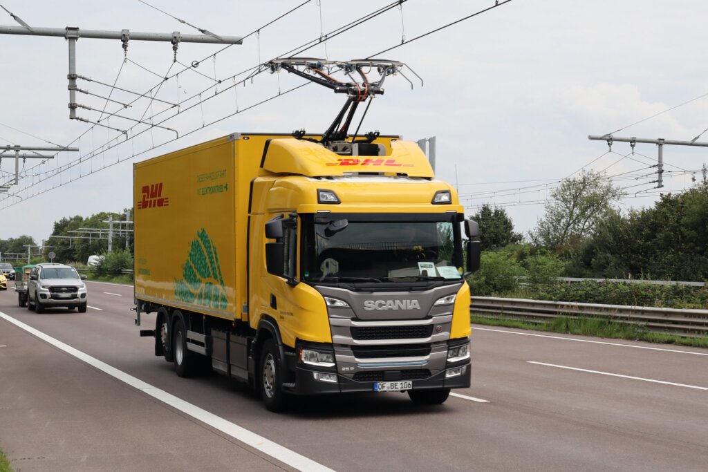 Erster Oberleitungs-LKW der Deutschen Post auf dem E-Highway