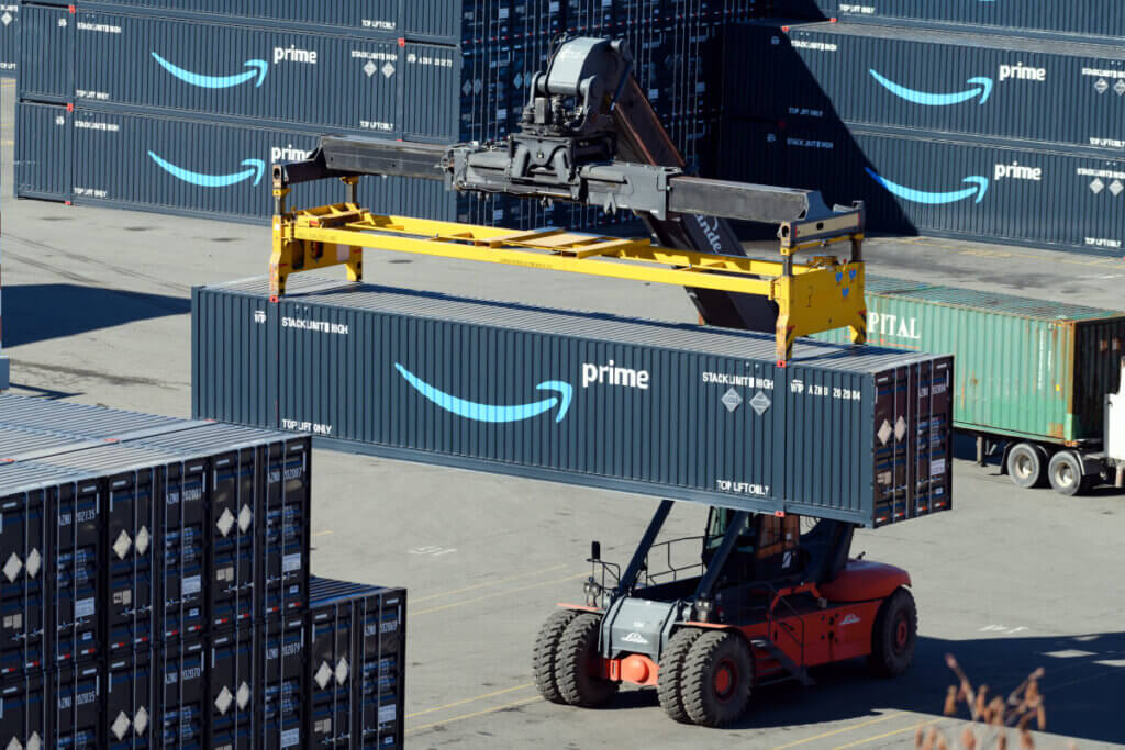 Amazon zwiększył wykorzystanie transportu kolejowego i morskiego w Europie