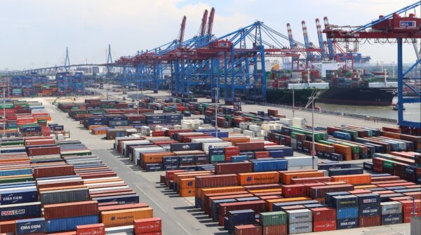 Powstaje nowa trasa morska z Chin do Europy. Czas tranzytu krótszy o połowę