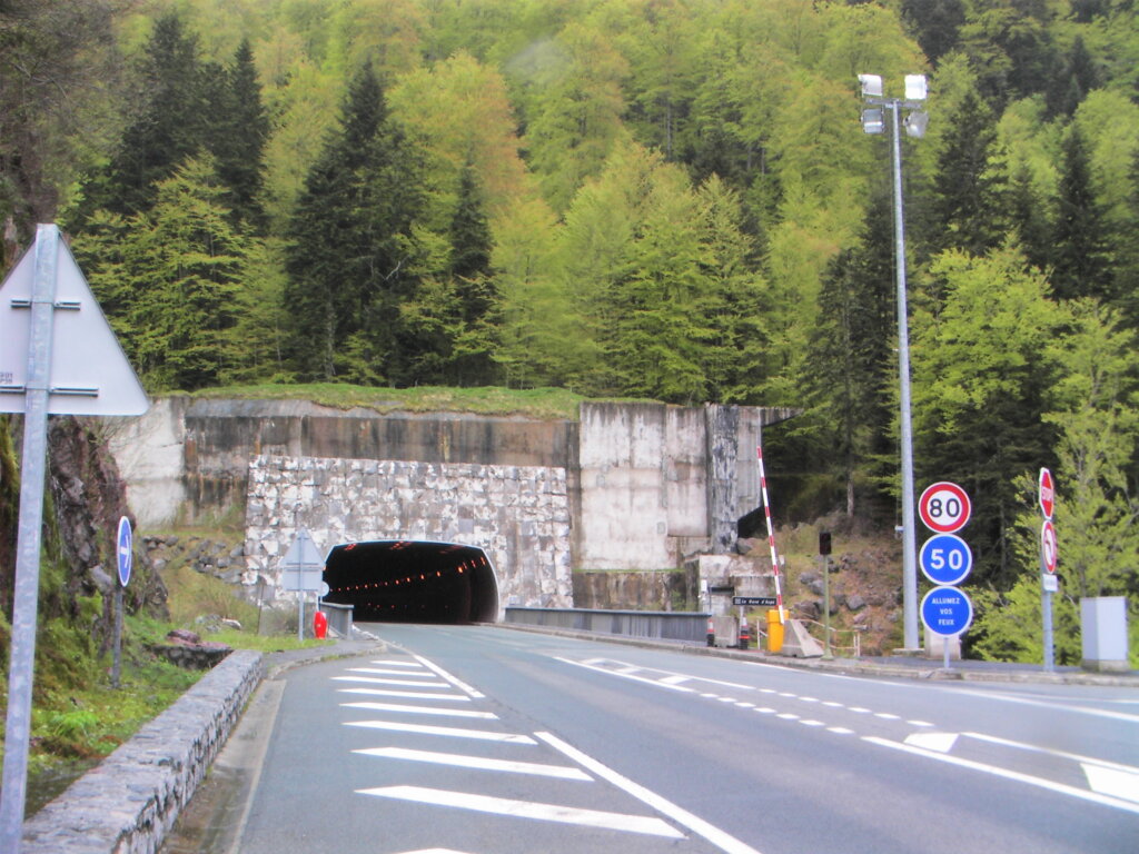 Dėl svarbaus tunelio uždarymo Ispanijos ir Prancūzijos pasienyje keliems mėnesiams sutriks vilkikų eismas