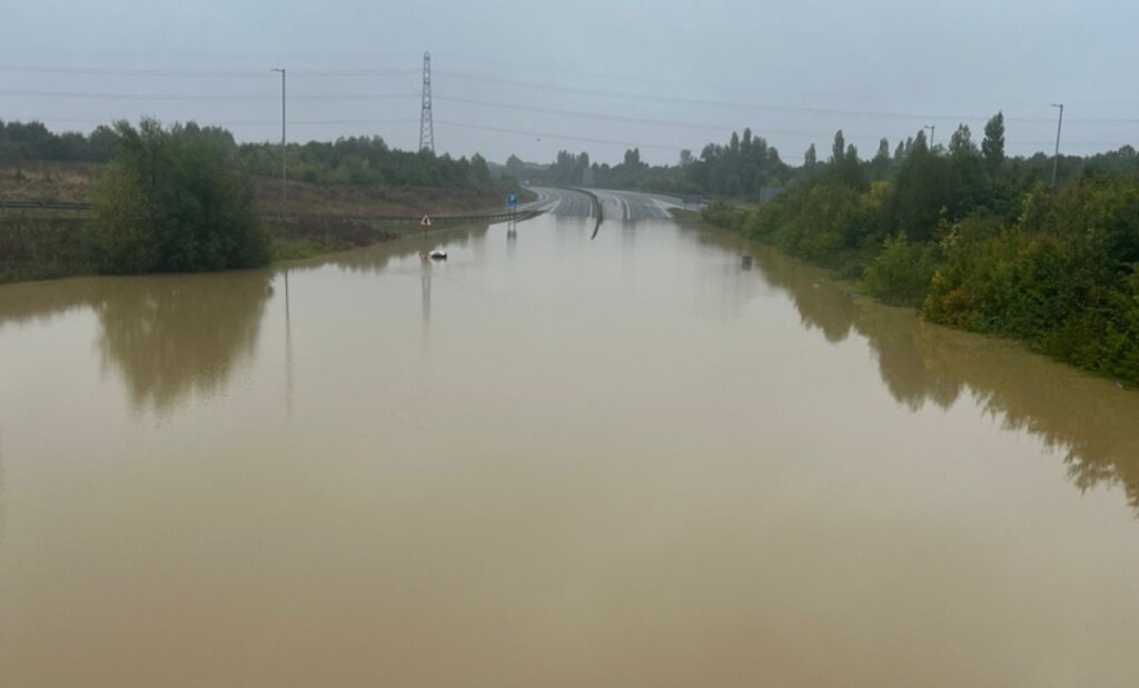 Utrudnienia na drogach w całej Anglii z powodu ulewnych opadów. Dwie główne trasy podtopione