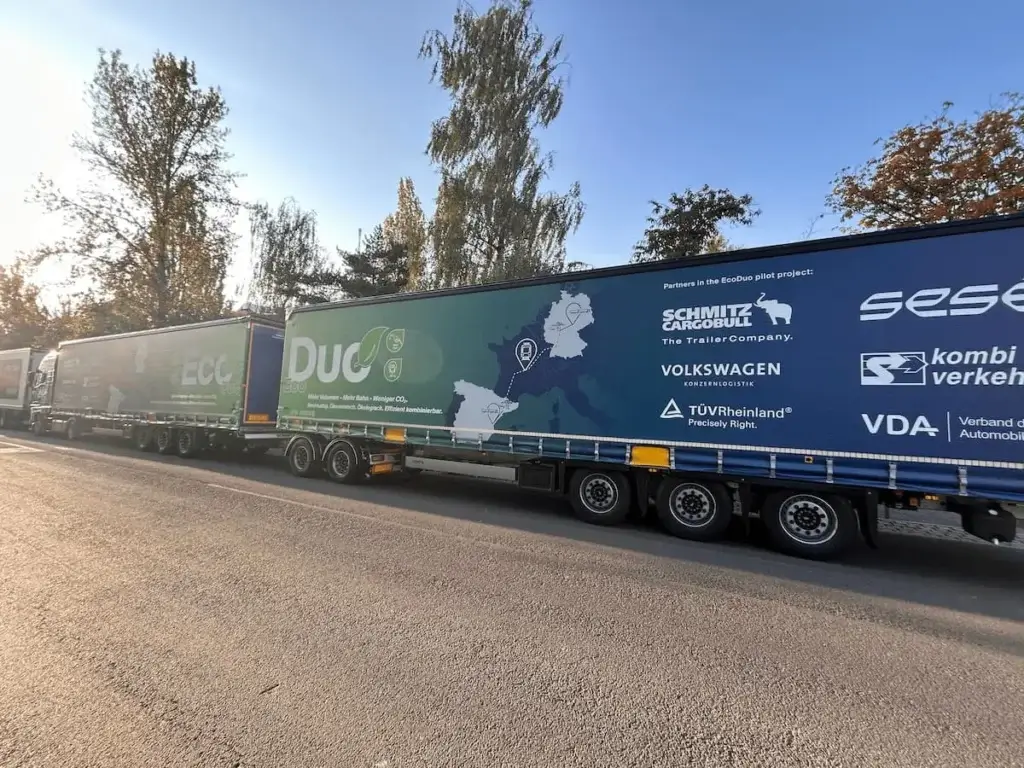 Mega-Sattelschlepper auf zehn Achsen im Test: Rollt der 32-Meter-Gigant bald auf deutschen Straßen?