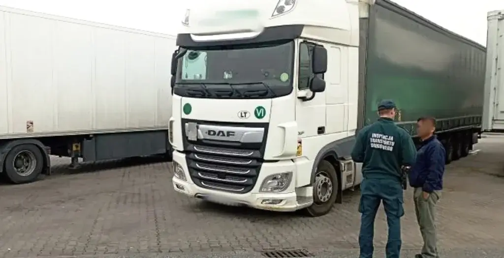 Lenkijos inspektoriai, tikrindami Lietuvos vežėją, aptiko suklastotą dokumentą