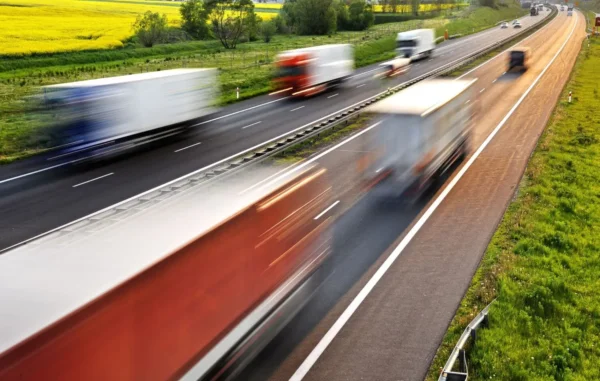 Restricțiile de vară pentru camioane 2025 în Germania: reguli și excepții