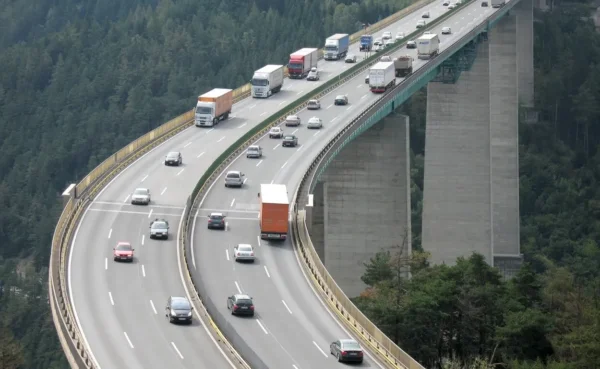 Limitazioni al transito in Tirolo causano perdite da 2 mld € ai trasportatori italiani. L’Austria vuole inasprire ulteriormente le norme