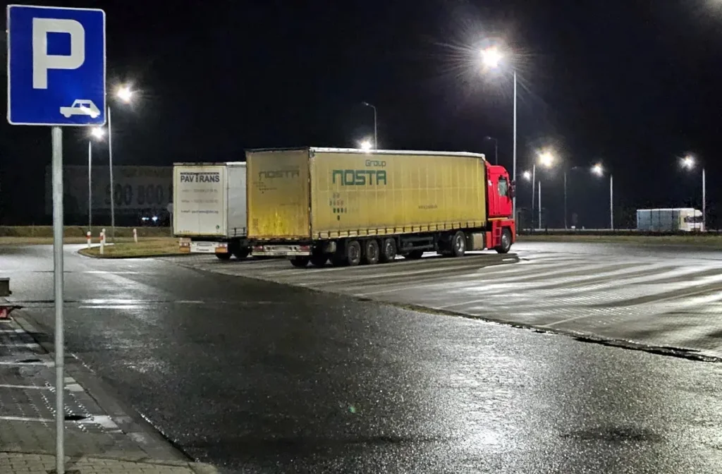 I sindacati lanciano l’allarme contro l’indebolimento del Pacchetto Mobilità: rischio di eliminazione del divieto di riposo settimanale in cabina