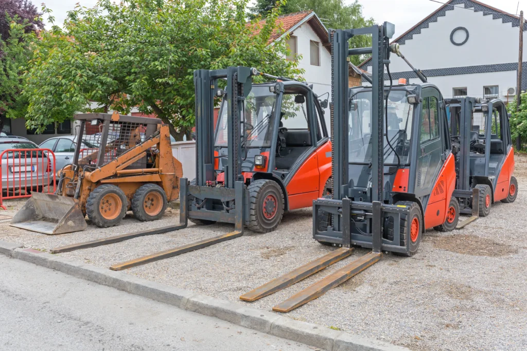 Wózki widłowe terenowe – kiedy warto je wybrać zamiast standardowych maszyn?