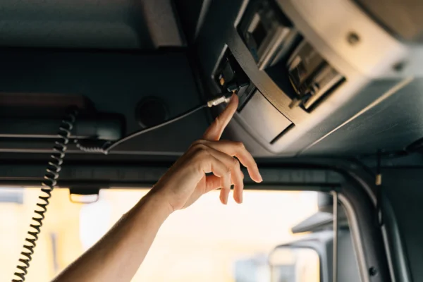 Los nuevos tacógrafos debían facilitar la vida a los transportistas, pero generan errores y riesgo d