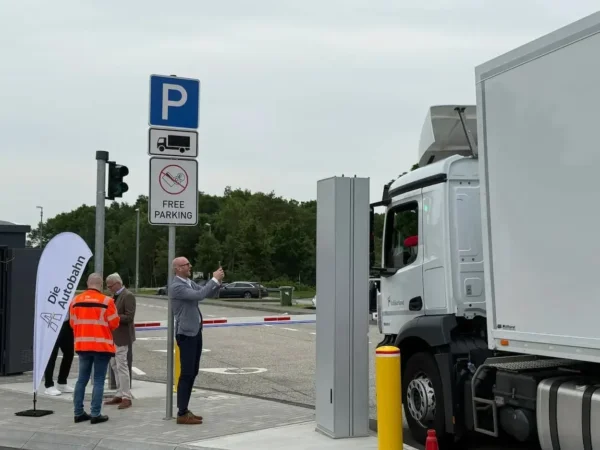 Daugiau sunkvežimių parkavimo vietų be statybų? Nauja idėja, kaip spręsti vilkikų stovėjimo vietų tr