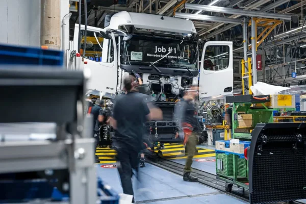 Daimler Truck likwiduje 5 tys. miejsc pracy – mimo wzrostu sprzedaży i rozwoju elektrycznych ciężarówek