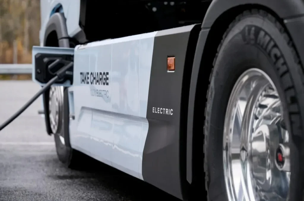 „Scania“ pristato greito sunkvežimių įkrovimo sprendimą. Jis pritaikytas prie vairuotojų darbo laiko