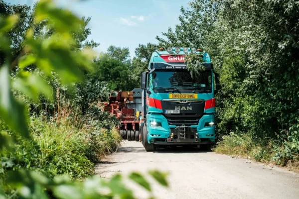 Gruber Logistics recrutează șoferi români pentru transporturi rutiere excepționale: salarii de peste