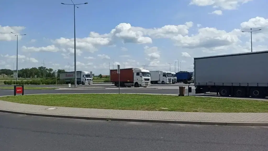 Unione europea finanzia parcheggi per camion. È la fine del parcheggio selvaggio?