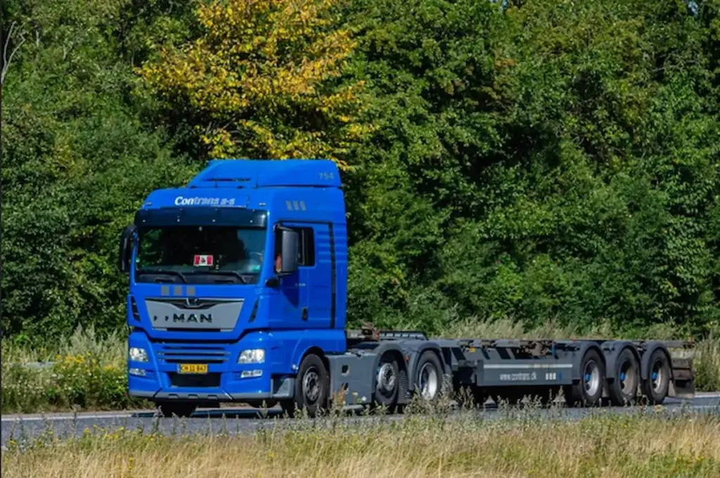 Companii noi înainte de faliment. Transportatorul acuzat de exploatarea șoferilor nu părăsește piața