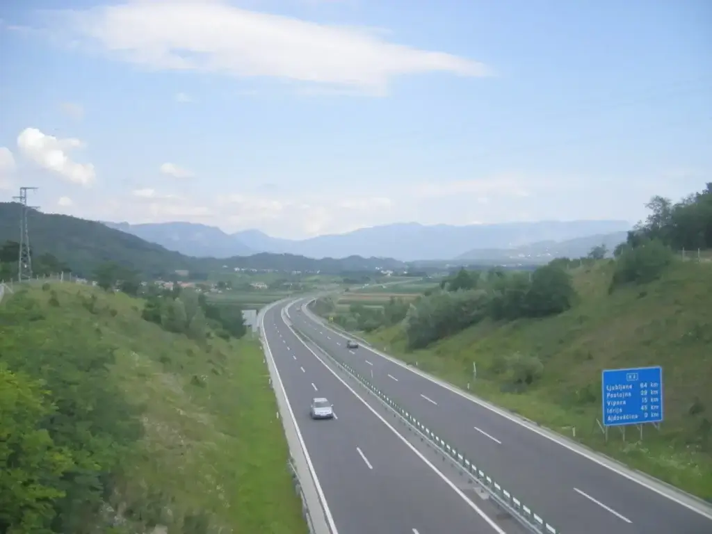 Șapte luni de restricții pe ruta dintre Italia și Slovenia. Închiderea drumului H4 și măsuri de sprijin pentru transportatori