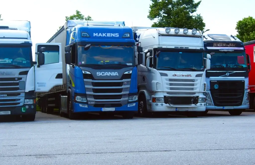 Europaweite Lkw-Fahrverbote im August 2025: Feiertage sorgen für Einschränkungen