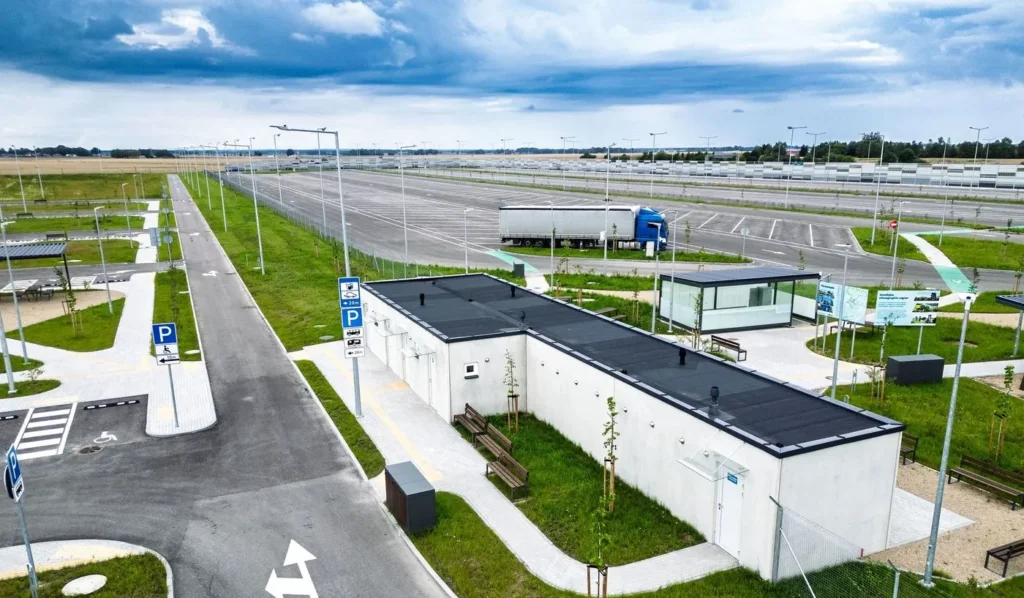 Tuż za polską granicą powstał nowoczesny parking dla ciężarówek. 230 nowych miejsc i wszystko za darmo