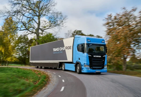 Scania mută bateria sub cabină și mizează pe încărcare la nivel de megawatt