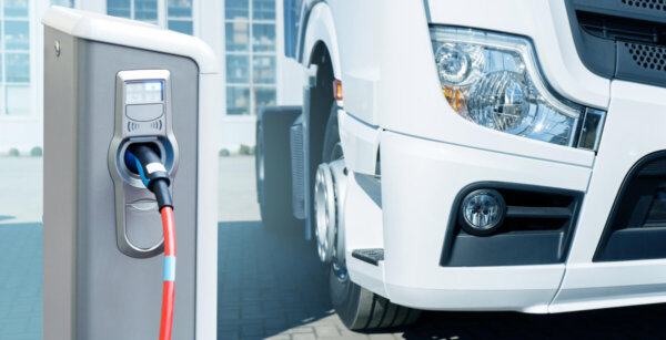 DKV lanza una tarjeta de recarga para camiones eléctricos: más control en ruta, mismas dudas de siem