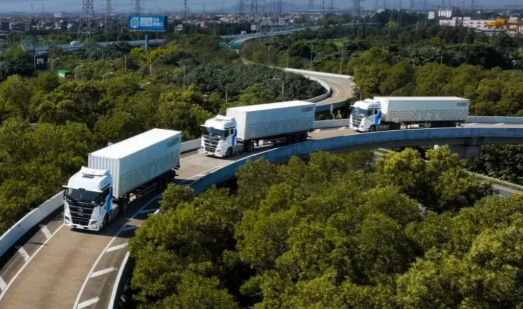 One driver, five trucks: China trials a 1+4 autonomous convoy model