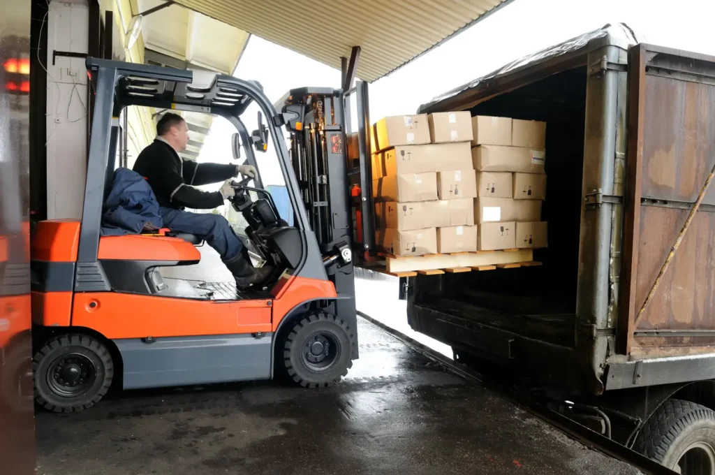Șoferii nu vor mai putea fi obligați să încarce sau să descarce marfa. Când intră în vigoare noua lege și ce schimbă pentru transportatori