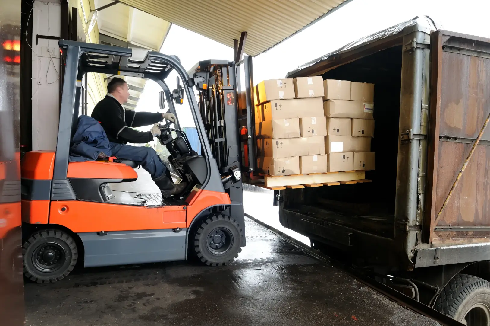 Șoferii nu vor mai putea fi obligați să încarce sau să descarce marfa. Când intră în vigoare noua lege și ce schimbă pentru transportatori