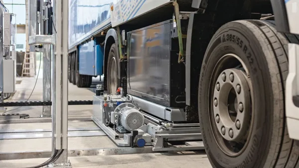 Akumuliatorių keitimas – alternatyva ilgam įkrovimui: ar tai gali paspartinti elektrinių vilkikų plė