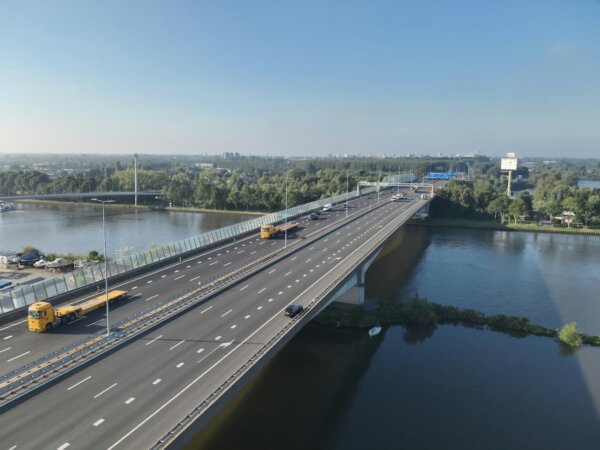 Nyderlandai laikinai mažins sunkvežimių kelių mokesčio tarifus