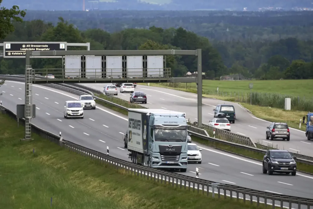 MAN siekia paversti Brennerio koridorių elektrinių vilkikų demonstraciniu maršrutu