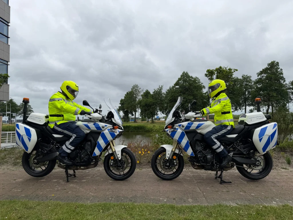 Jön a kilométeralapú útdíj Hollandiában: motoros ellenőrök is vadásznak a kamionokra