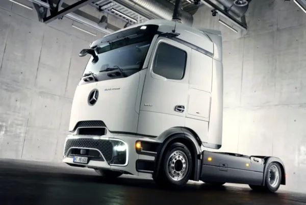 Mercedes bringt eActros Lowliner: E-Zugmaschine für Mega-Trailer im Volumengeschäft
