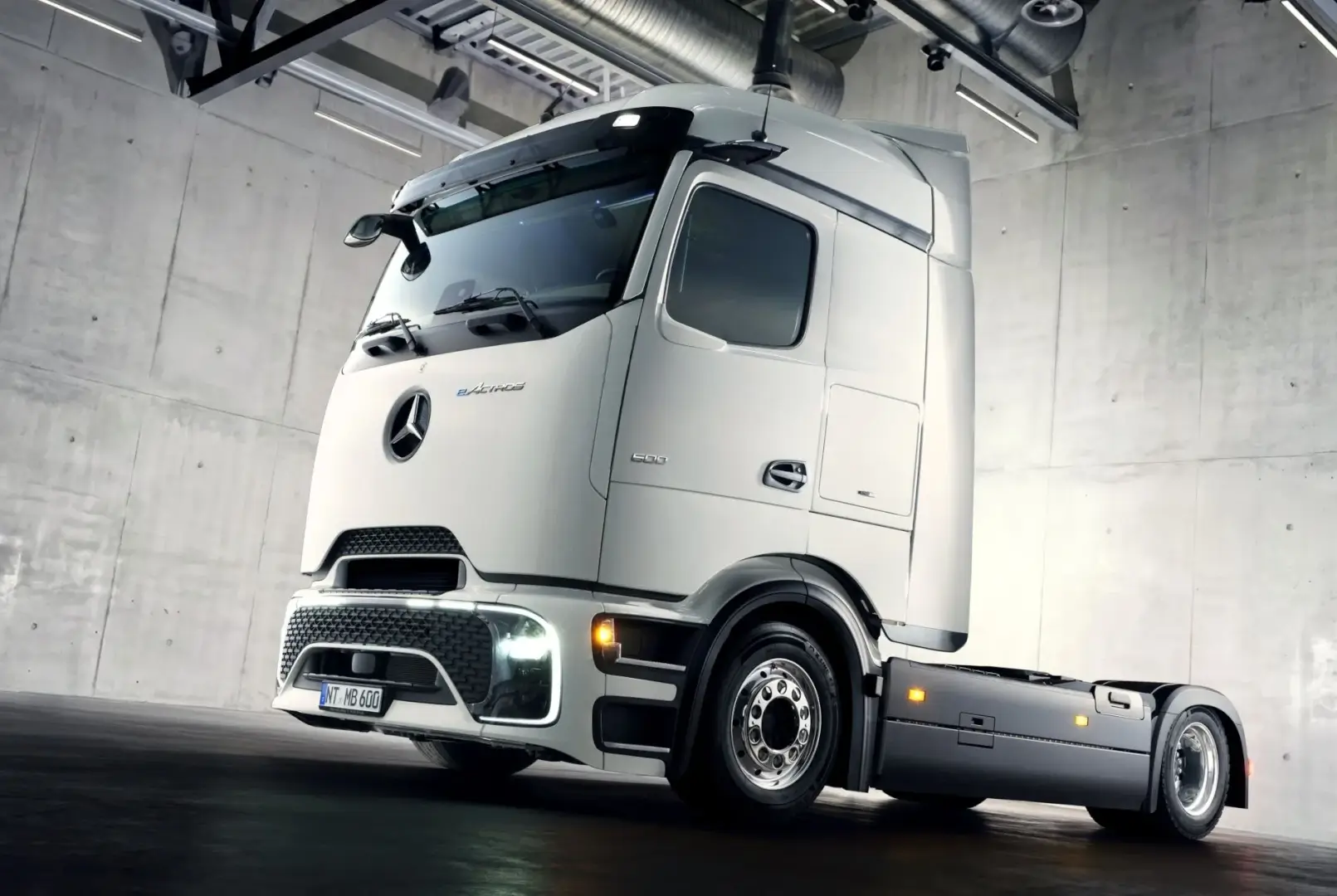 „Mercedes-Benz Trucks“ pristatė elektrinį „eActros Lowliner“ vilkiką mega puspriekabėms