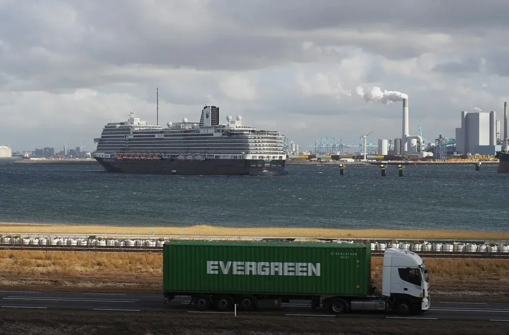 Rotterdam baut auf der Maasvlakte fast 500 zusätzliche Lkw-Stellplätze