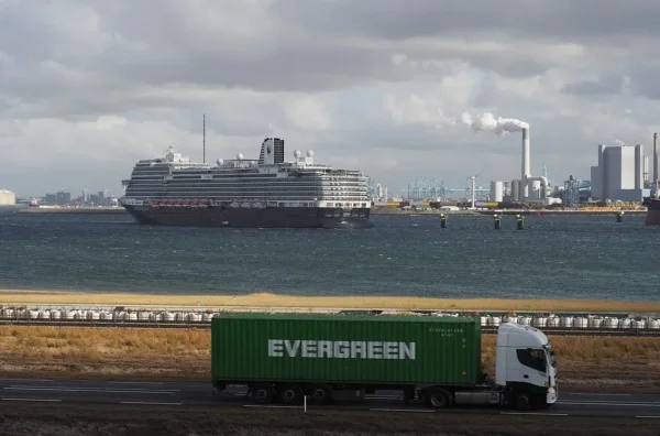 Rotterdam baut auf der Maasvlakte fast 500 zusätzliche Lkw-Stellplätze