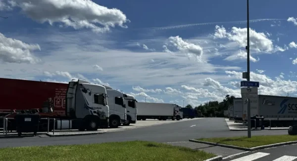 Camion e divieti estivi in Italia: le date da segnare in agenda