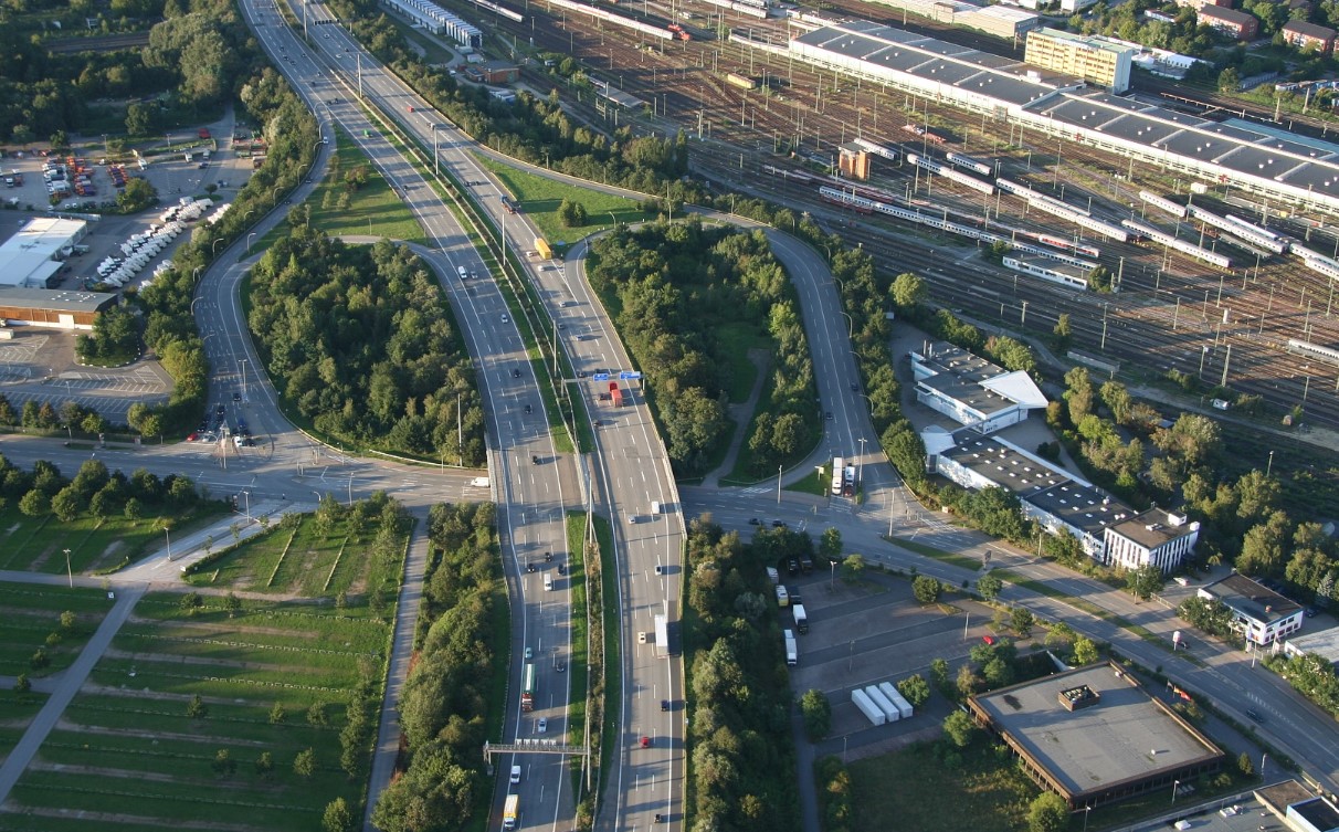 Kettős lezárás Hamburgnál: az Elba-alagút és a Köhlbrand híd is kiesik a hétvégén