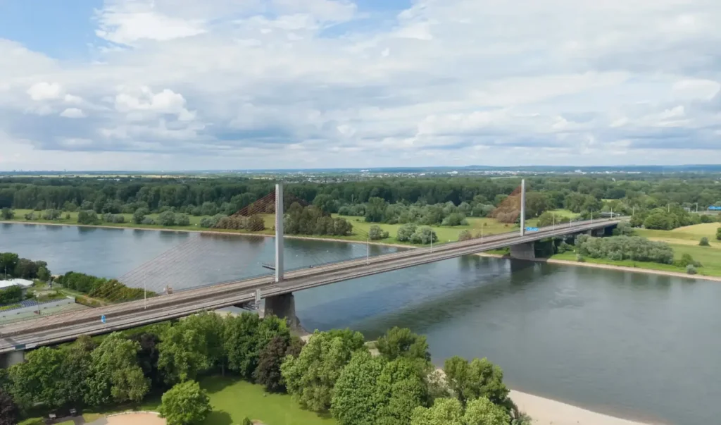 Most, którym jeździło 90 tys. pojazdów dziennie, nagle zamknięty. Branża obawia się efektu domina